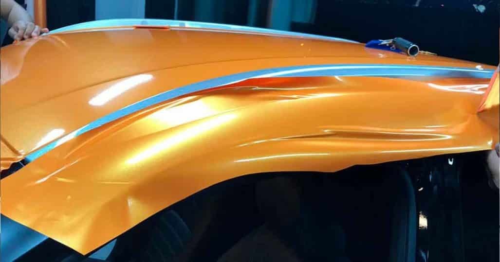 Envelopamento automotivo do teto e colunas na cor laranja